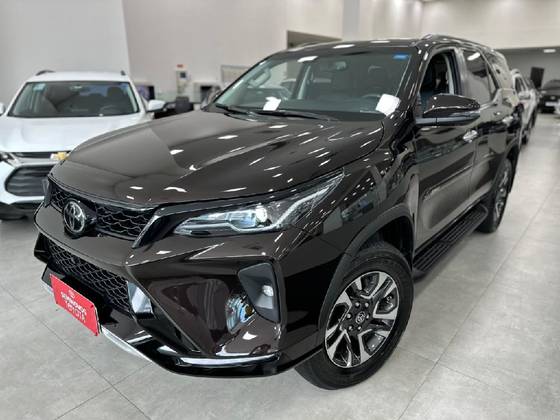 TOYOTA HILUX SW4 2.8 D-4D TURBO DIESEL SRX PLATINUM 7L 4X4 AUTOMÁTICO